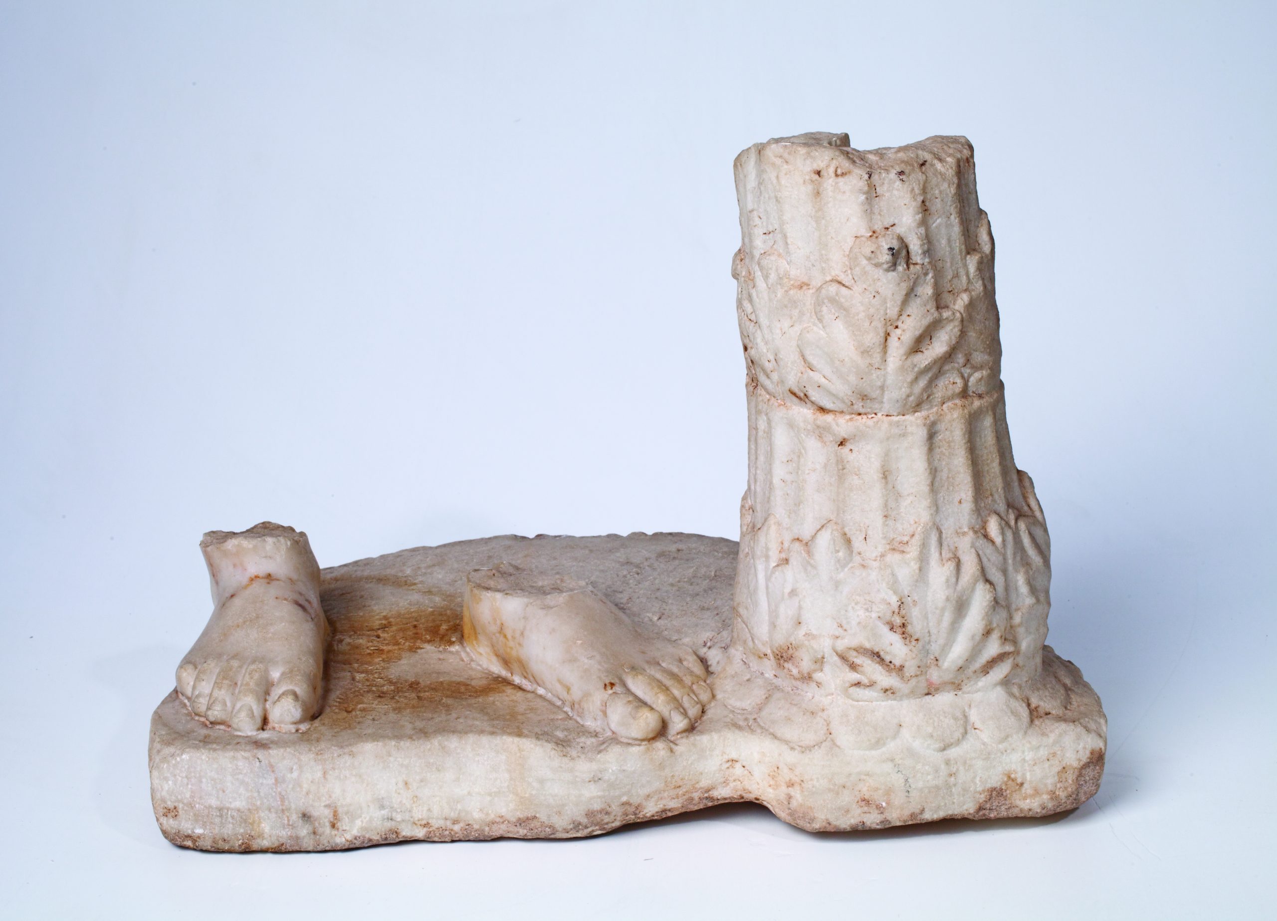 MARBLE PEDESTAL WITH A PAIR OF HUMAN FEET AND SUPPORT IN THE FORM OF A COLUMN, 34х20х4,5 cm dimensions, inv.no. 998/R