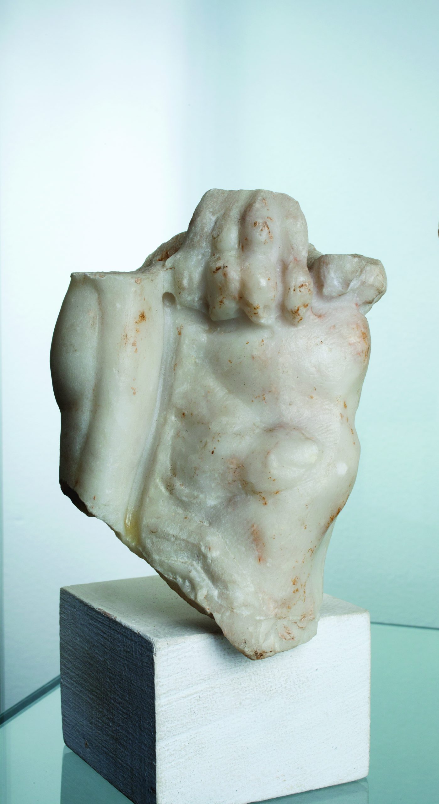 MARBLE SCULPTURE OF GODHERCULES WITH ERYMANTHIAN BOAR, 12,7cm height, inv.no. 997/R